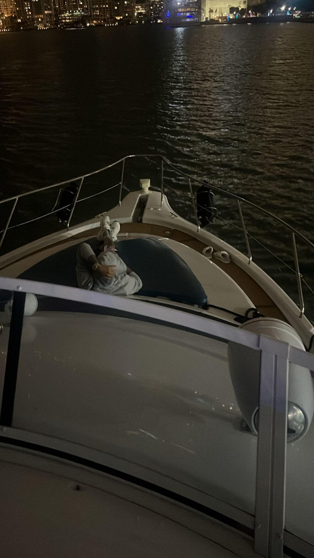 Luxury Silverton Flybridge 48ft Yacht Charter in Miami - All-Inclusive Rates - Imagen 6