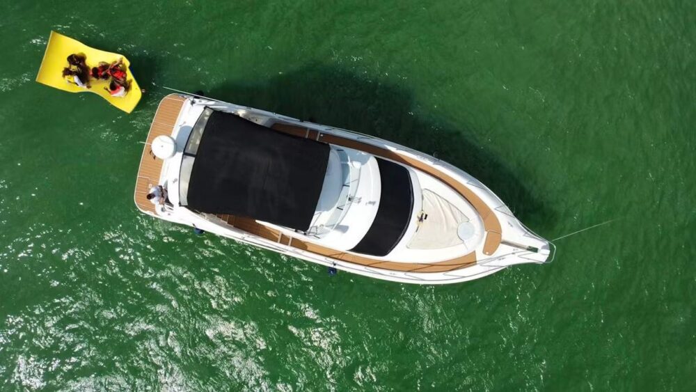 Luxury Silverton Flybridge 48ft Yacht Charter in Miami - All-Inclusive Rates - Imagen 5