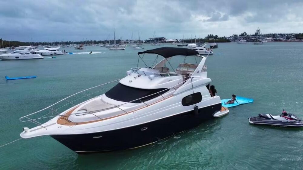 Luxury Silverton Flybridge 48ft Yacht Charter in Miami - All-Inclusive Rates - Imagen 4