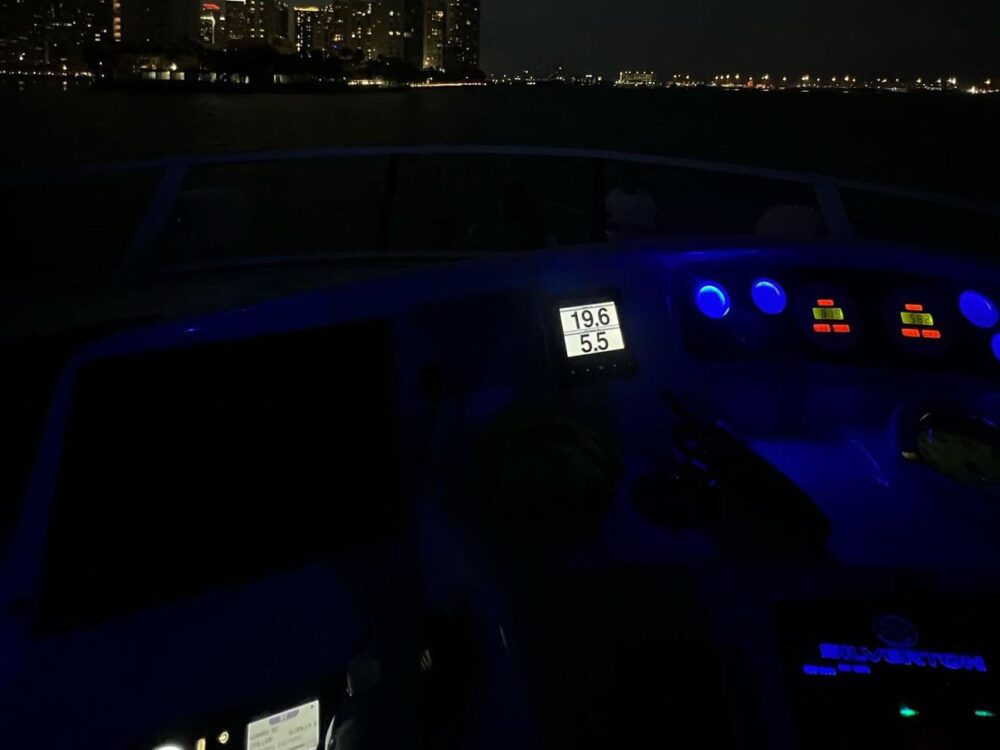 Luxury Silverton Flybridge 48ft Yacht Charter in Miami - All-Inclusive Rates - Imagen 3
