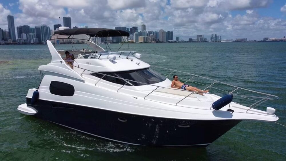 Luxury Silverton Flybridge 48ft Yacht Charter in Miami - All-Inclusive Rates - Imagen 2