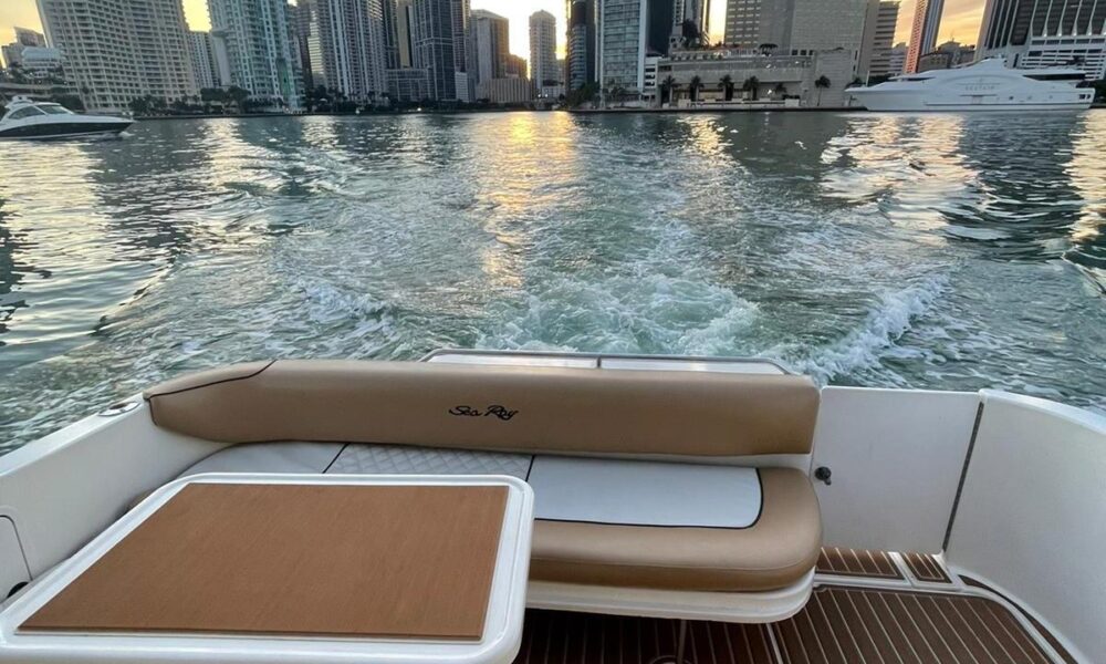 34' Sea Ray Yacht Charter in Miami Mon-Thur 1 hr free after 3 hrs booked - Imagen 14