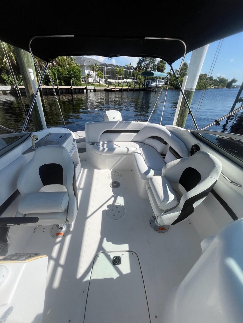 26' Sundeck beautiful boat in Miami, $100 off Mon-Thursday 🥳🤩 - Imagen 4