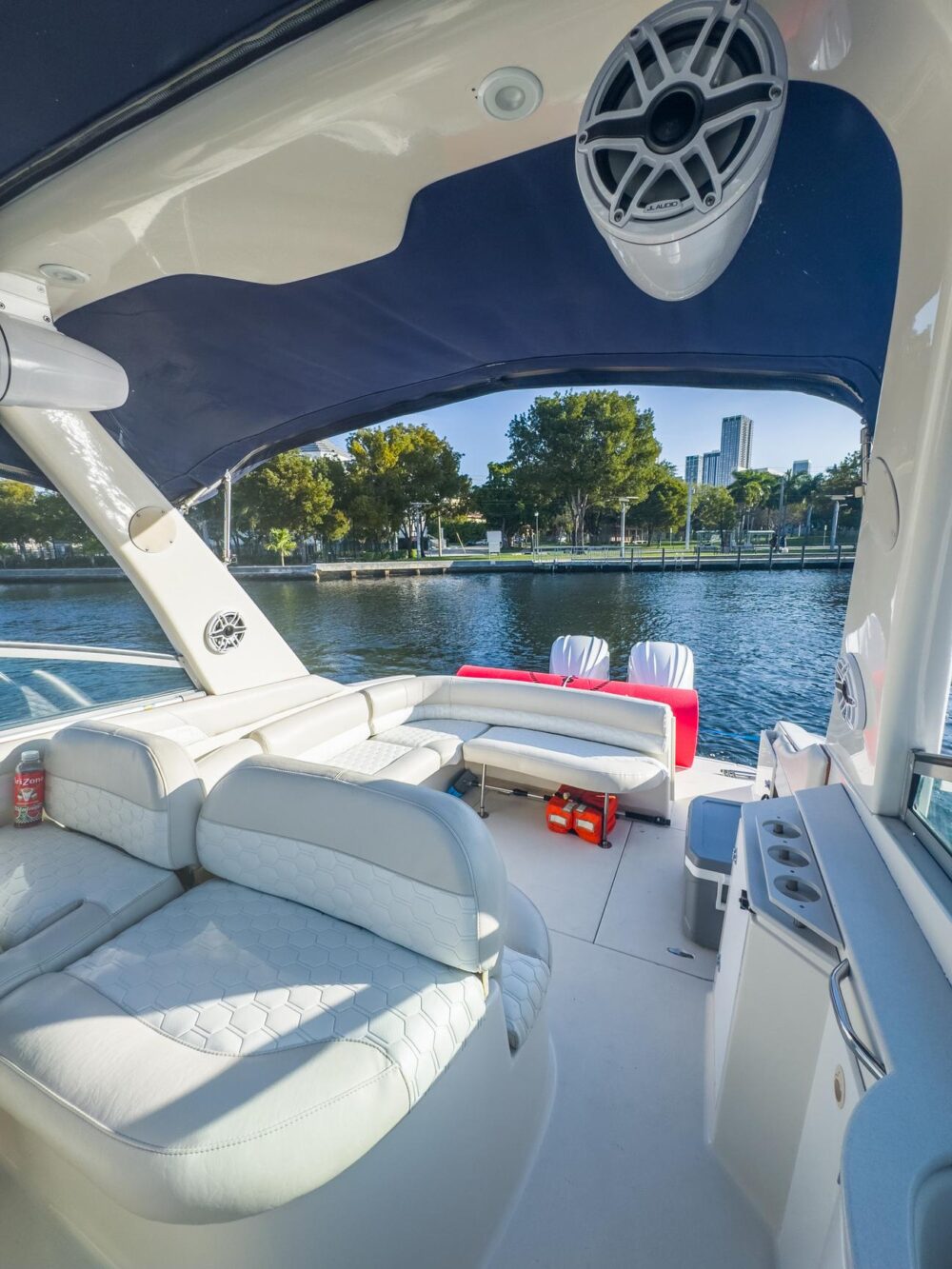 37ft Monterey Yacht | Experience Miami: Big Discounts Available! Inquire Now! - Imagen 31