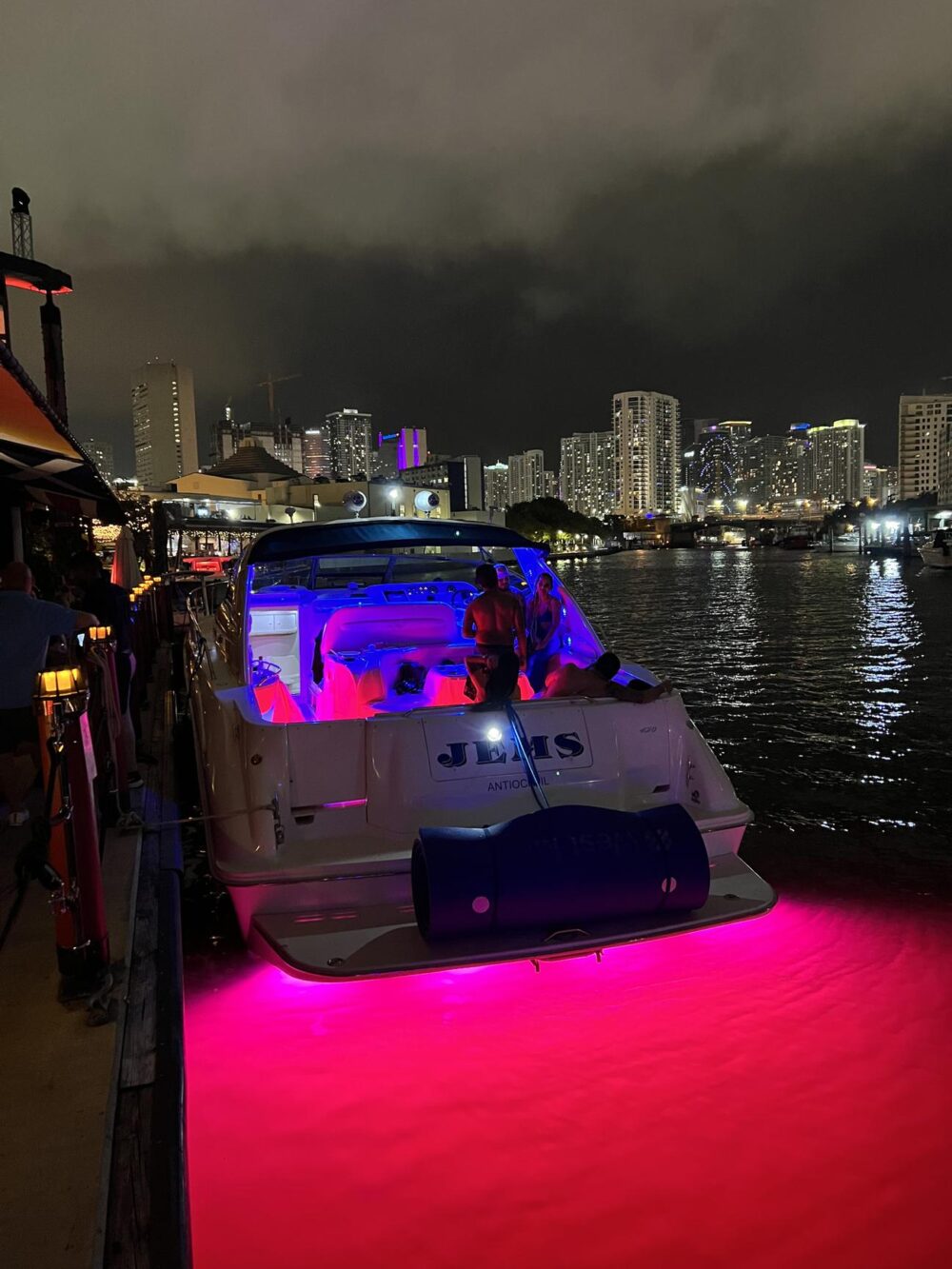 Sea Ray 50' Private Yacht Charter in Miami - Get 1 Hour Free Monday-Thursday - Imagen 15
