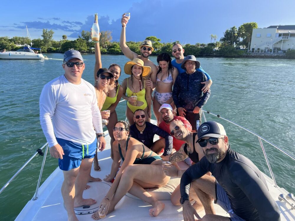 Rent this Beautiful 45' Four Winns 100$ OFF or FREE Jetski from Monday-Thursday! - Imagen 5