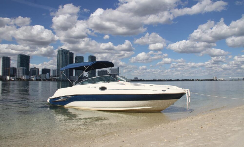 Rent a 26' Sea Ray Sundeck in Miami - 5 Identical Boats with Captain & Weekday Discounts - Imagen 28