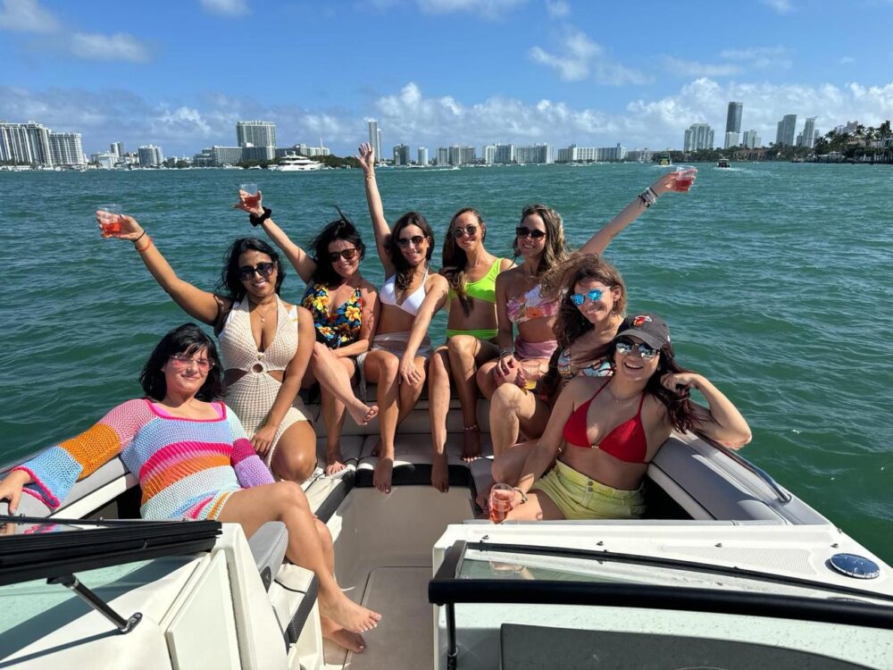 Luxury Miami Sundeck Party Boat Experience | Sea Ray 30' with Free Hour Promotion - Imagen 28
