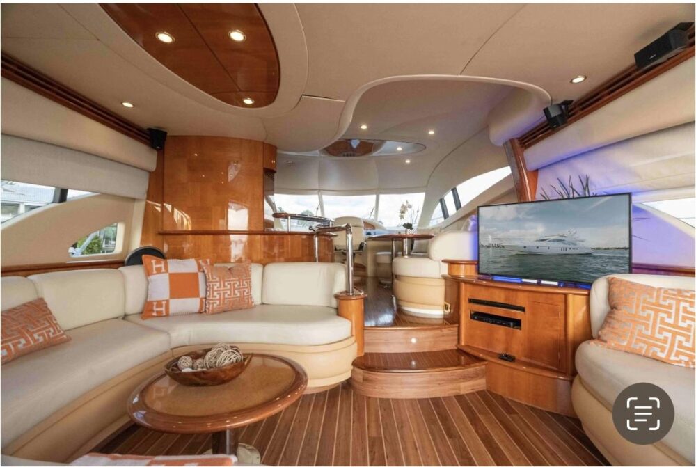 Miami Finest!! 70ft Luxury Yacht Azimut Flybridge Jet Skis - Imagen 13
