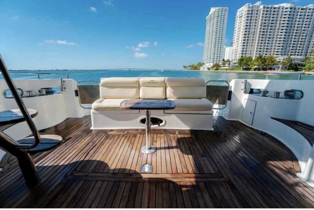 62' Azimut Flybridge in the heart of Miami. Special Offers, up to 13 guests - Imagen 9