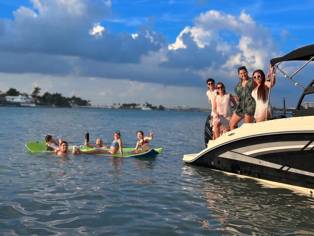 Miami Party Boat Rental: 29' SeaRay SDX with Captain & Sandbar Tours - Imagen 10