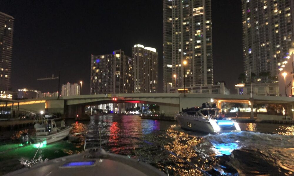 34' Sea Ray Yacht Charter in Miami Mon-Thur 1 hr free after 3 hrs booked - Imagen 11
