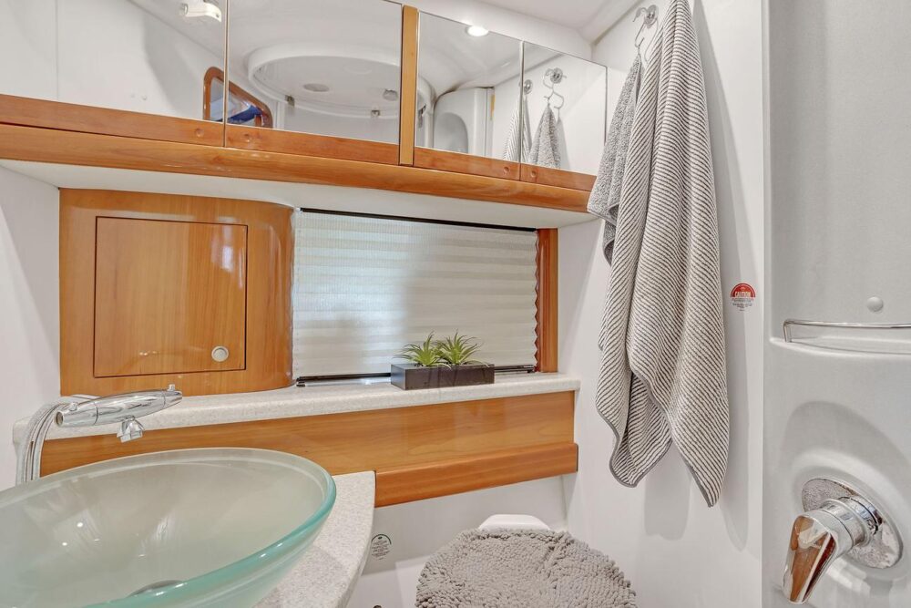 LUXURY YACHT Cruise & Save – 1 Free Hour or FREE Jetski from Monday to Thursday! - Imagen 11