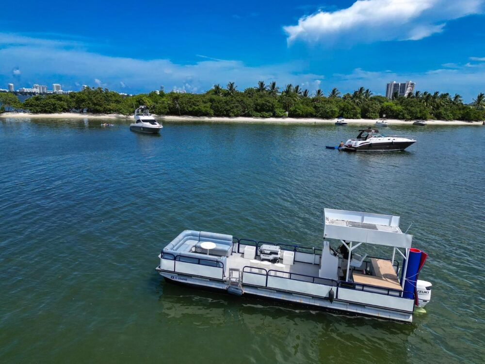 Enjoy 32ft 'RUMBA' PONTOON with BBQ/DISCO LIGHTS & SMOKE MACHINE in Miami! - Image 12