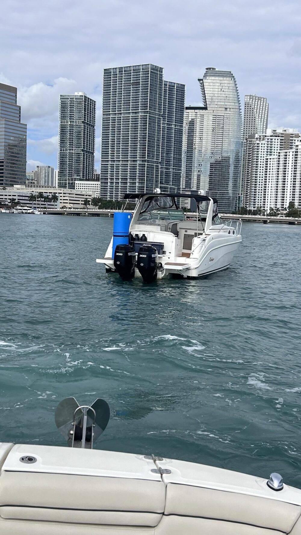 Rinker Fiesta 37ft - When booking 4 hours, you get one free! - Imagen 20