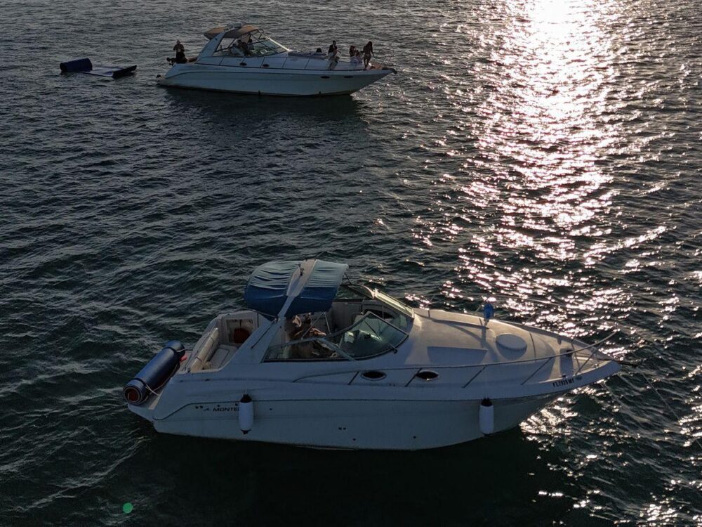 Luxury 32ft Monterey Yacht - Private Miami River Cruises for Groups of 10 - Imagen 36