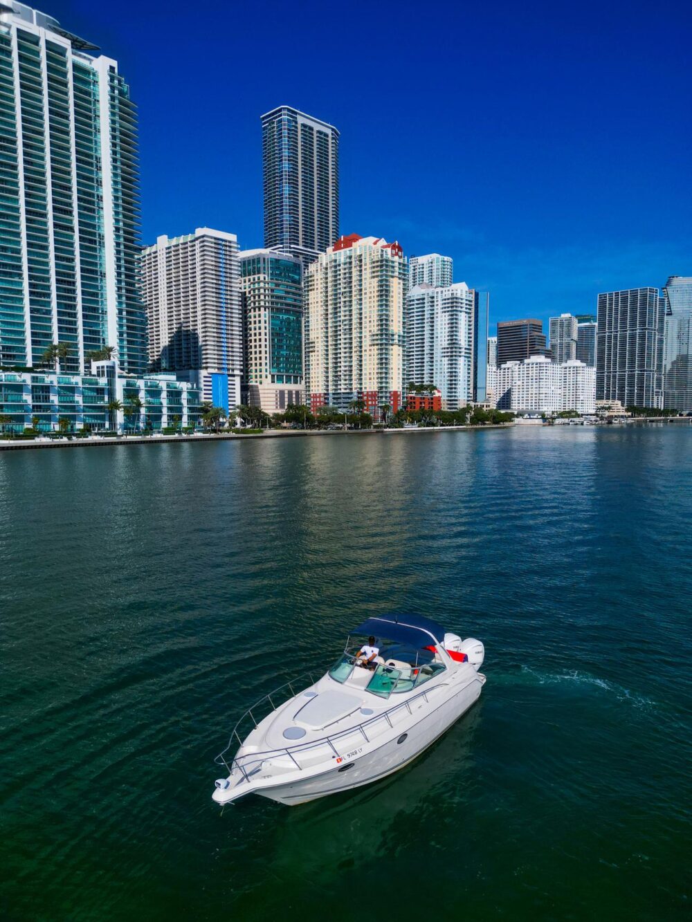 37ft Monterey Yacht | Experience Miami: Big Discounts Available! Inquire Now! - Imagen 27