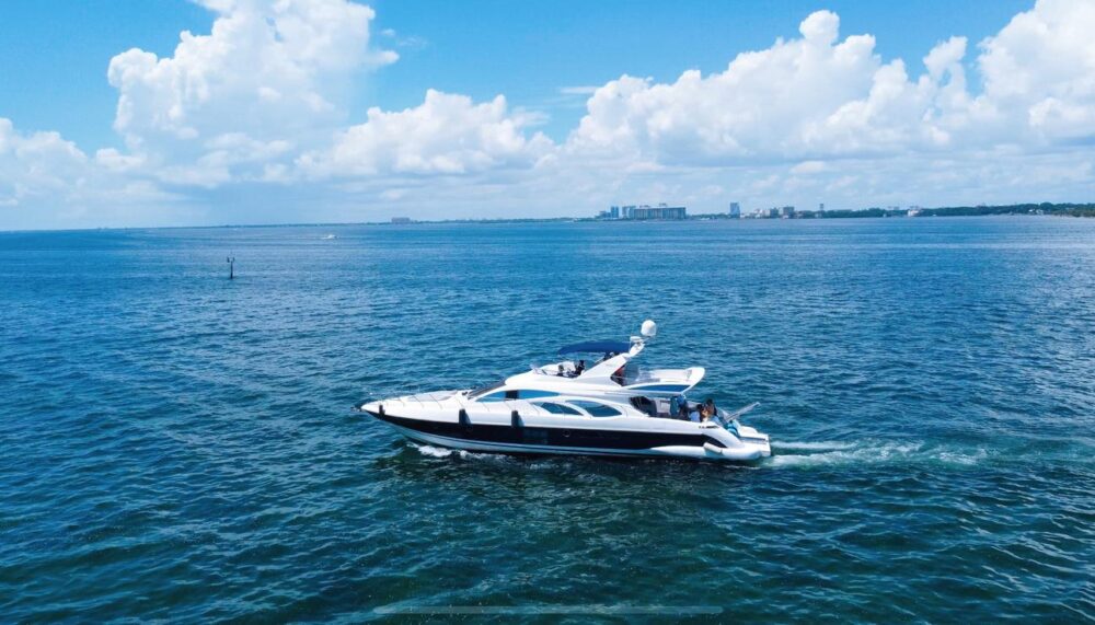 70ft Azimut Yacht Rental in Miami Beach with 2 Jet Skis Included - Free Hour! - Imagen 9