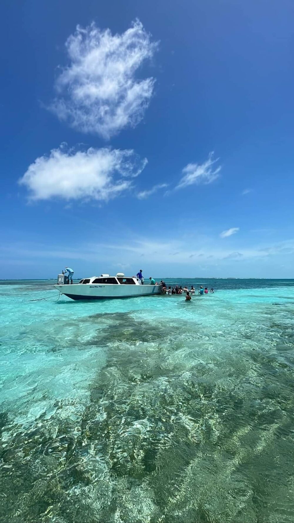 Aventura privada de día completo | Yate sedán de 38 pies en Belice - Image 2