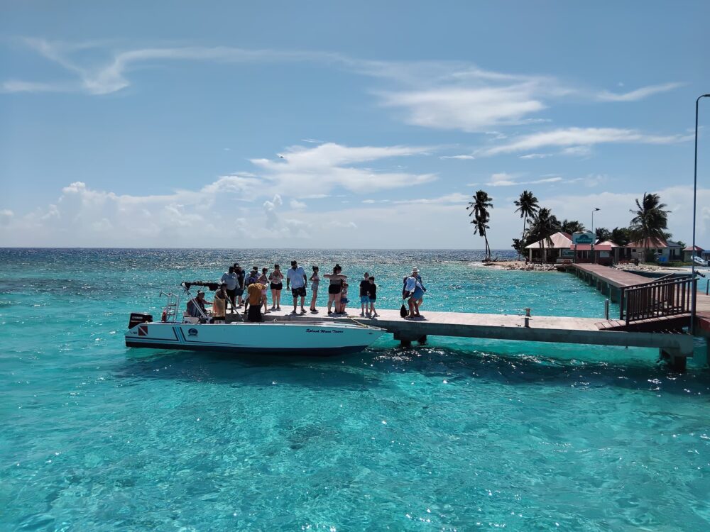 Aventura privada de día completo | Yate sedán de 38 pies en Belice - Image 6